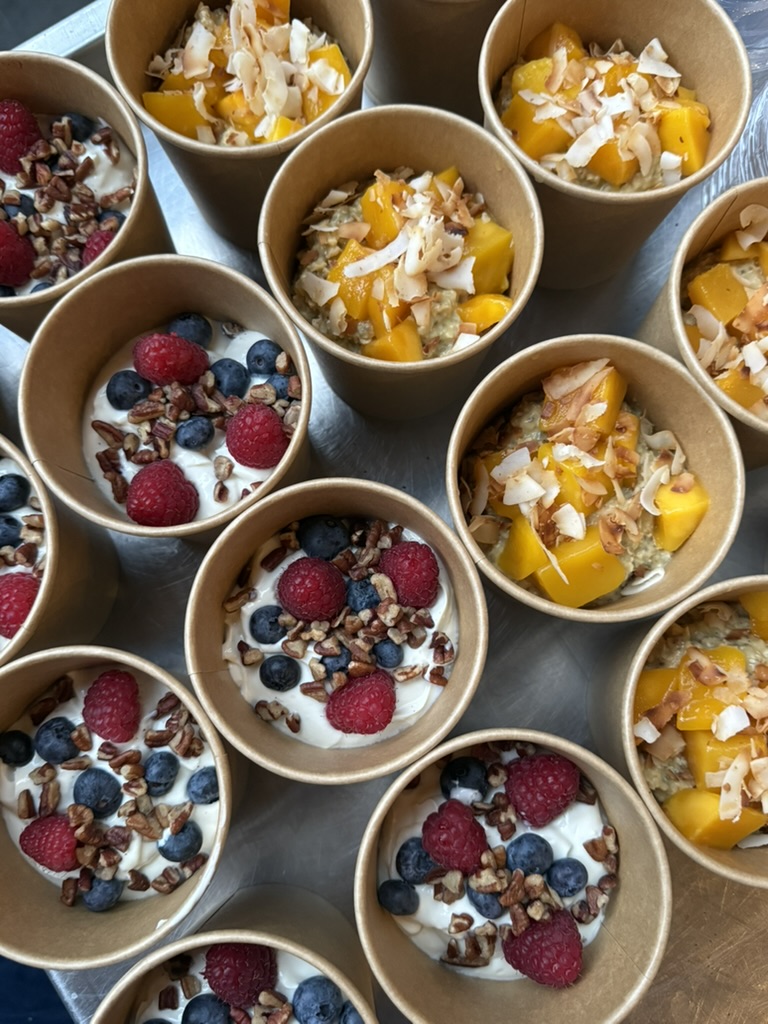 Kwark- en oatspotjes met fruit, granola en kokos voor ontbijt catering op kantoor in Amsterdam