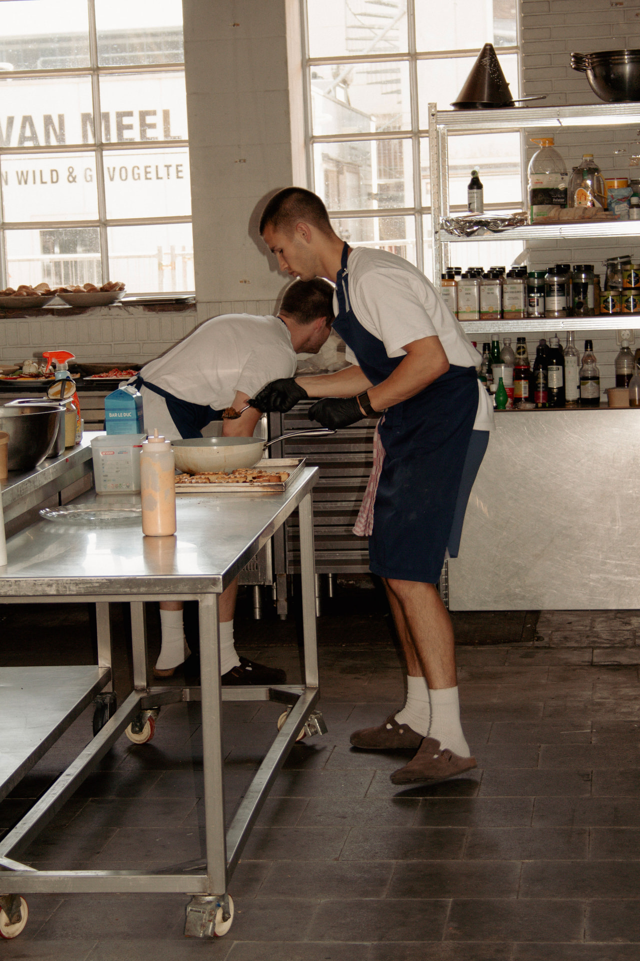 Het team van BON Catering aan het werk in de keuken in Amsterdam