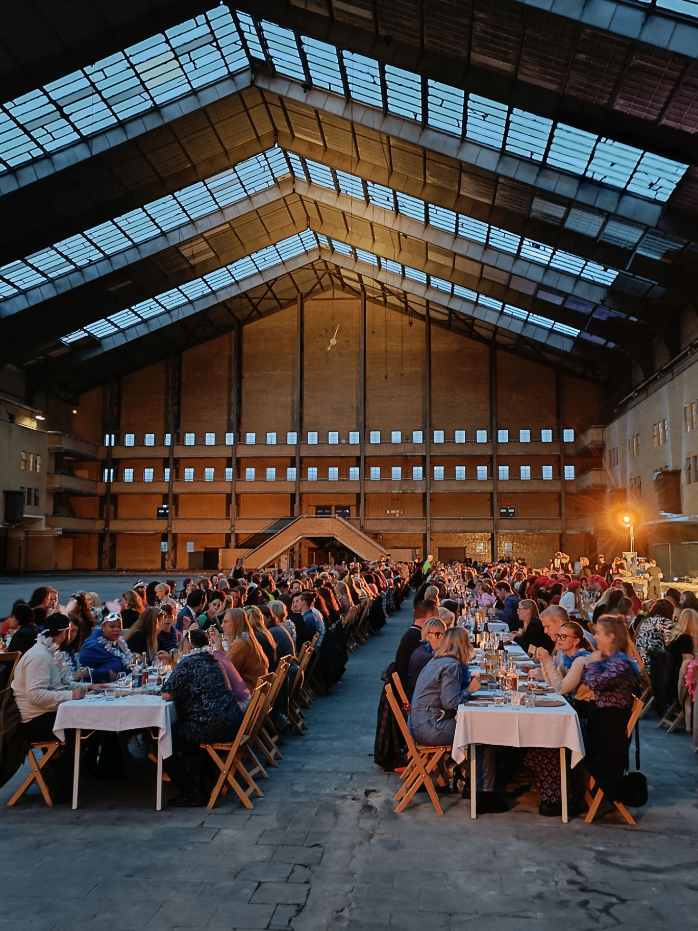 Diner met gasten in de Centrale Markthal