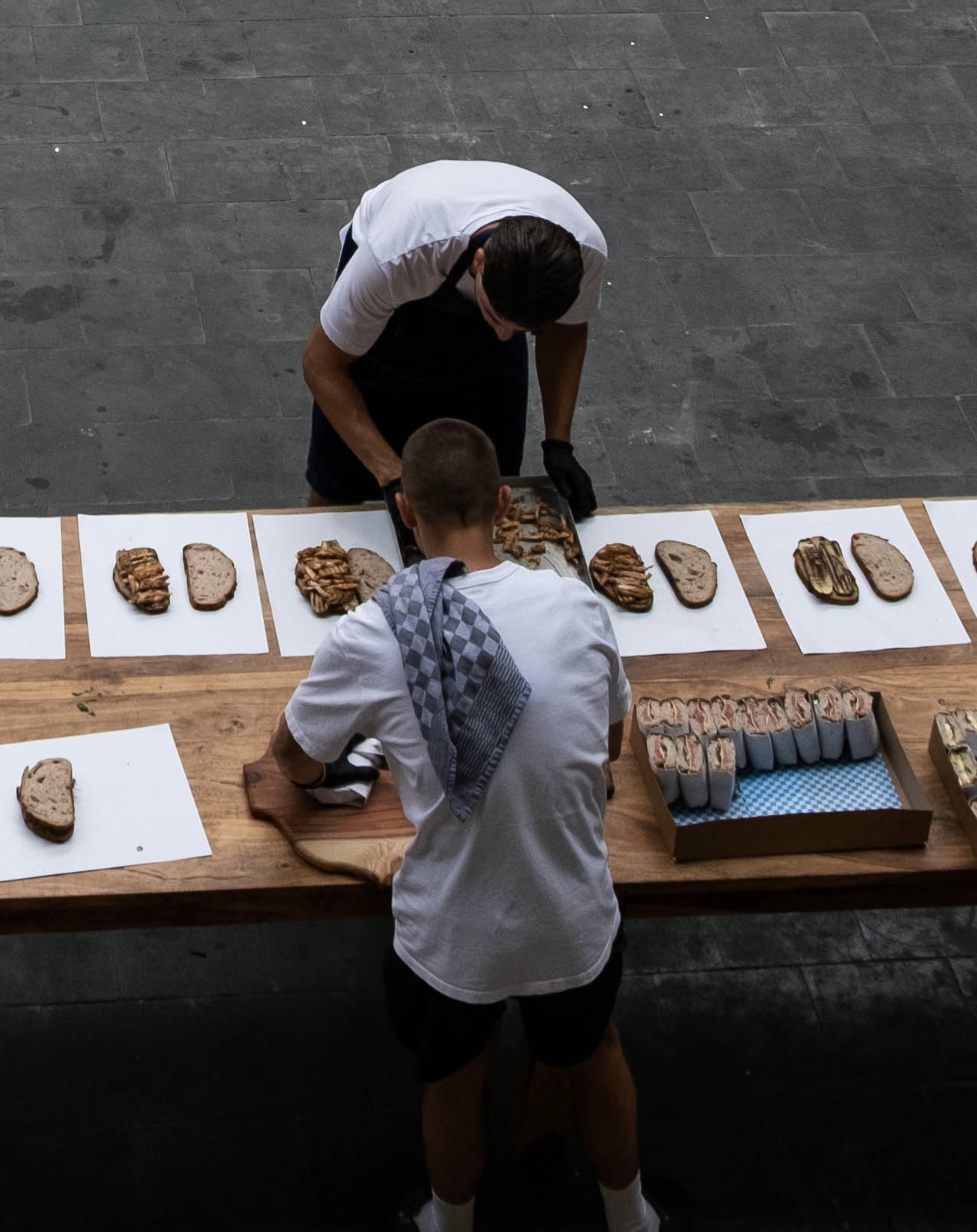 Team van BON Catering belegt verse broodjes voor een last minute bedrijfslunch in Amsterdam