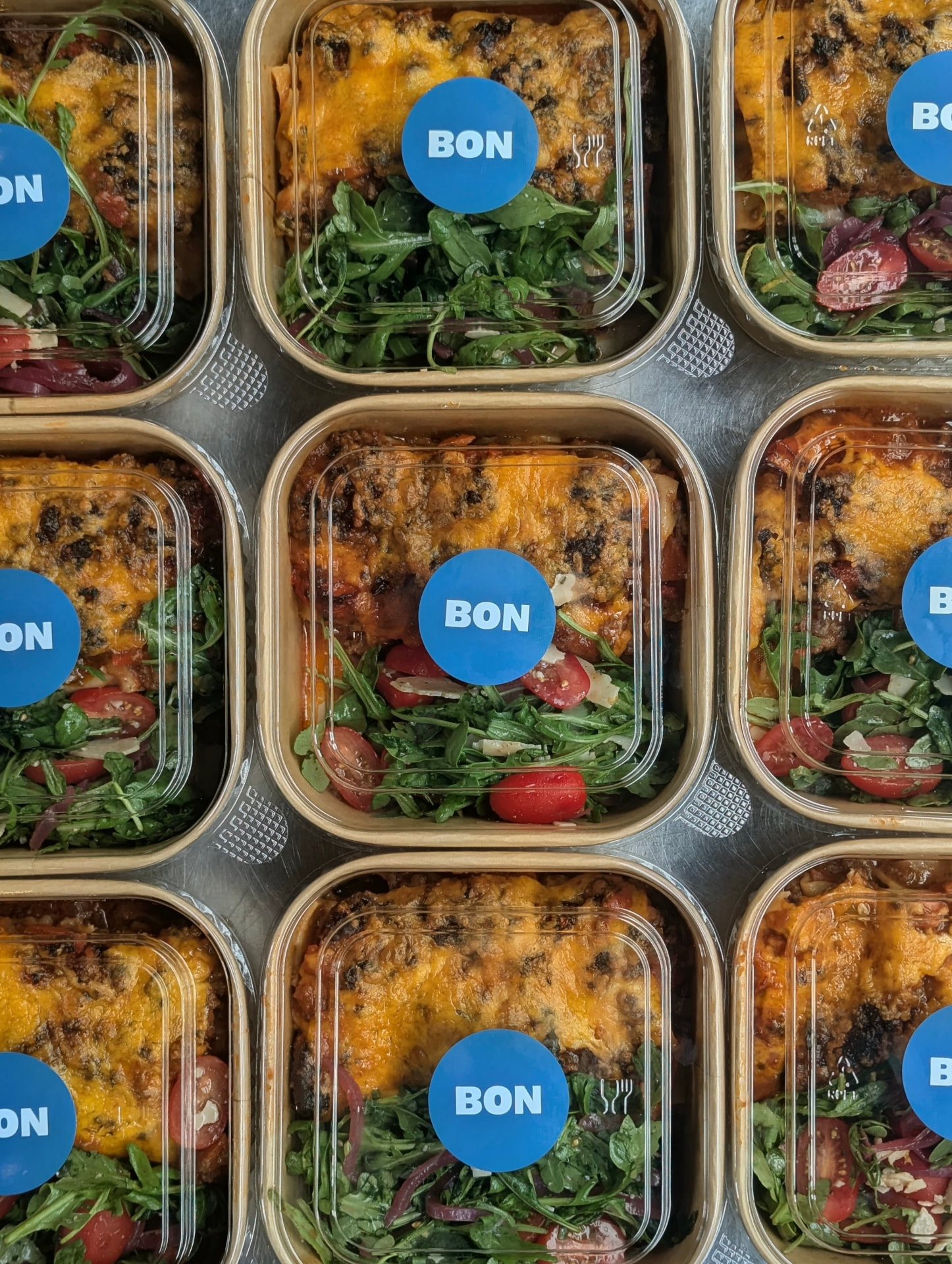 Verse lasagne in bakjes klaargemaakt voor lunch op kantoor in Amsterdam door BON Catering