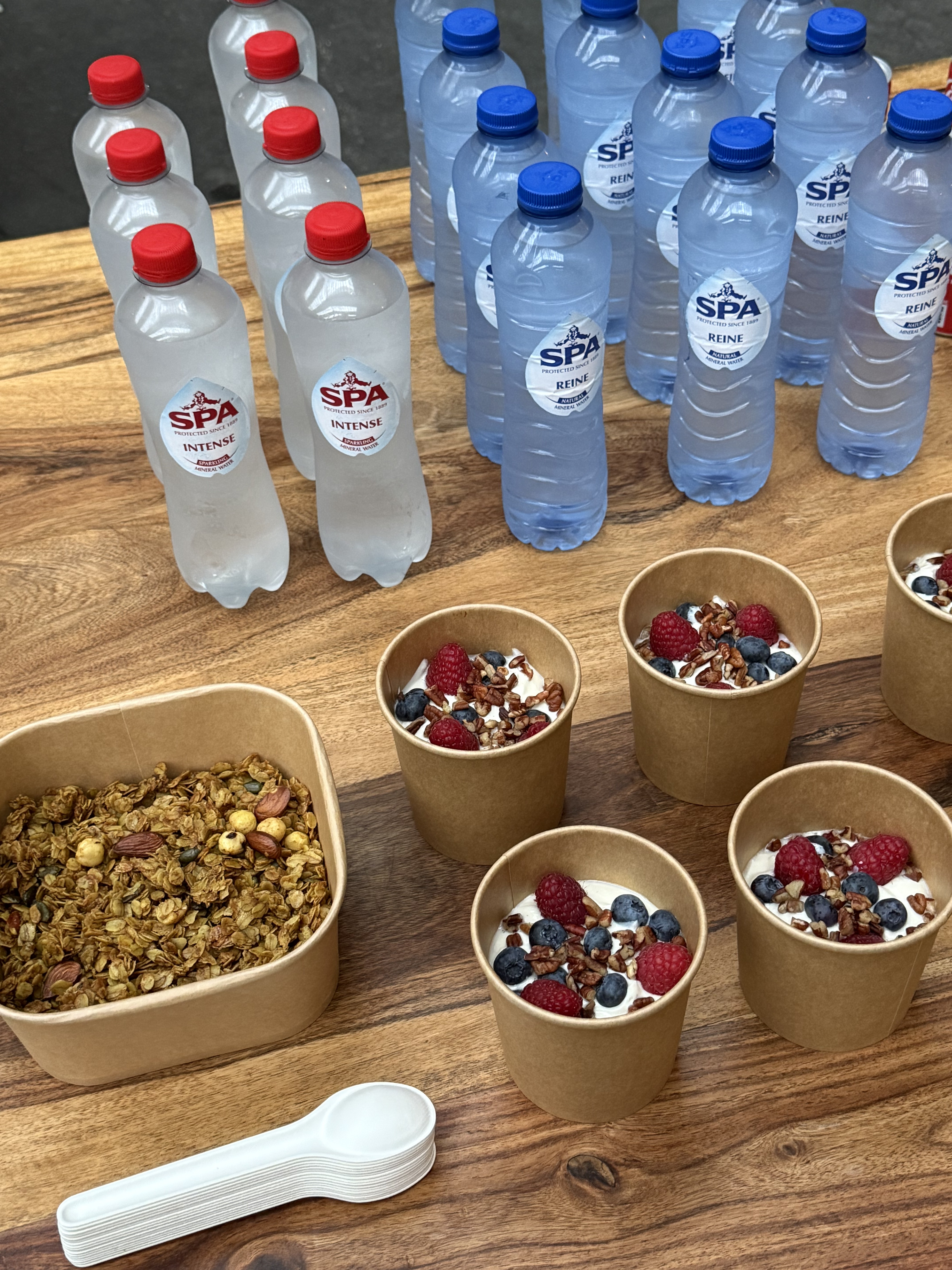 Ontbijtbuffet met broodjes, yoghurt en fruit op kantoor