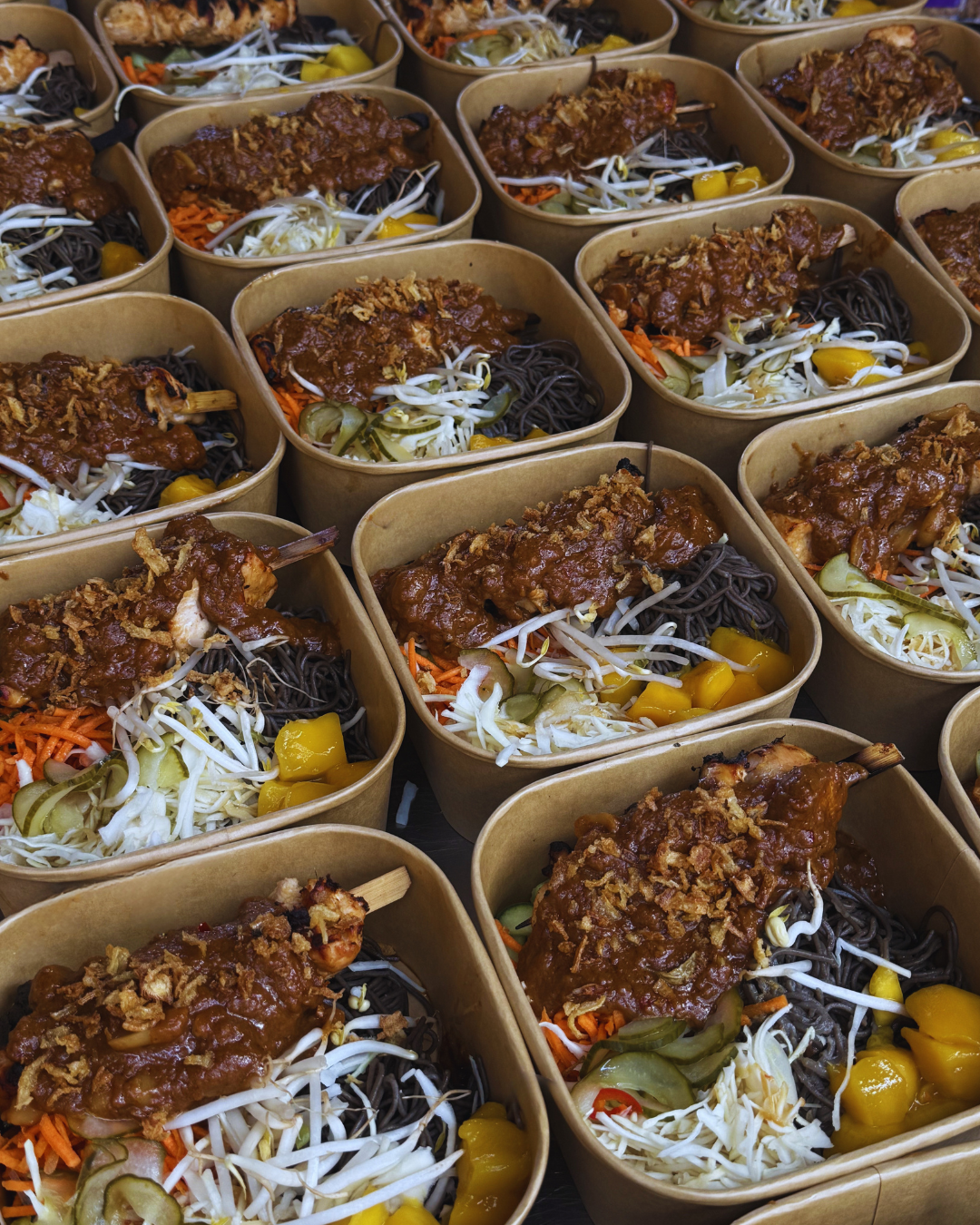 Verse noodle bowls met groenten voor de lunch op kantoor